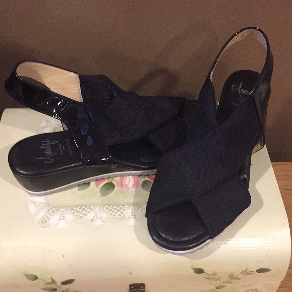 New cute sandals with patent leather strap